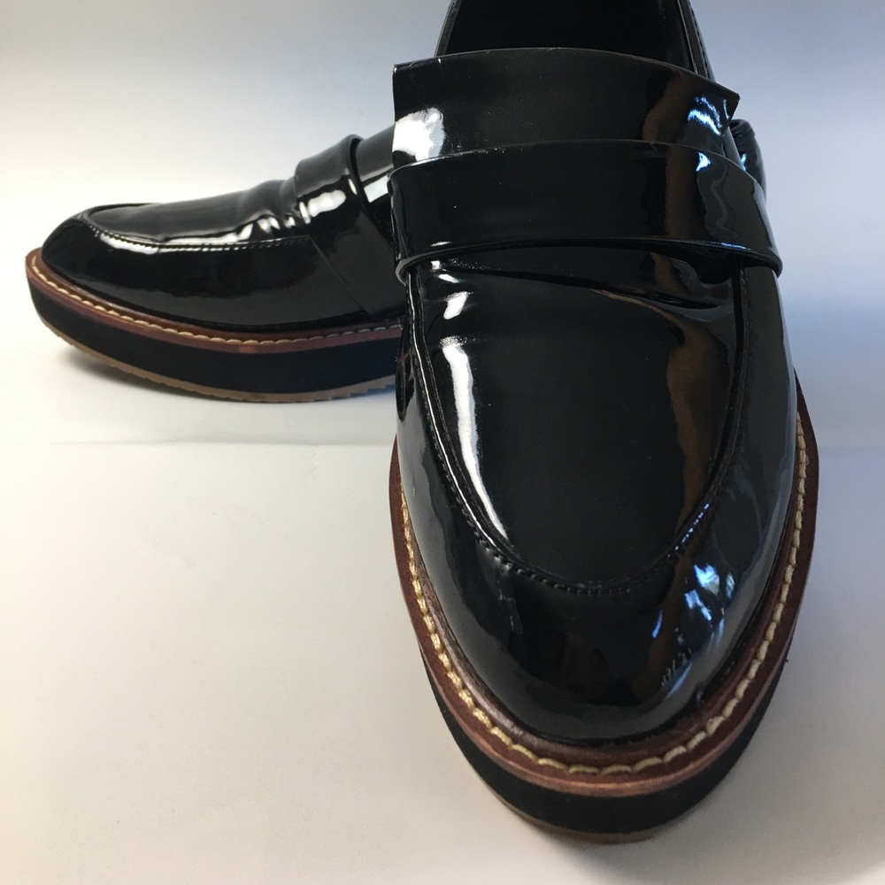 AMERICAN EAGLE SHINY LOAFERS (9M)